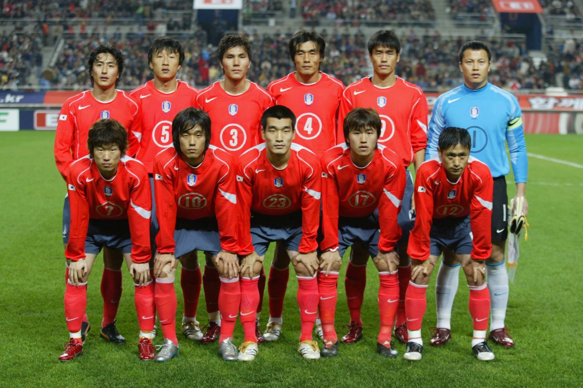 SEOUL, SOUTH KOREA - NOVEMBER 12: The South Korean team line up before the friendly match between South Korea and Sweden at the SangAm World Cup stadium on November 12, 2005 in Seoul, South Korea. Back row left to right: Ahn Jung-Hwan, Kim Young-Chul, Kim Dong-Jin, Choi Jin-Cheol, Seol Ki-Hyeon ,goal keeper Lee Woon Jae Front row left to right: Park Ji-Sung, Park Ju-Young, Cho Won-Hee, Lee Ho,Lee Young-Pyo. (Photo by Chung Sung-Jun/Getty Images)