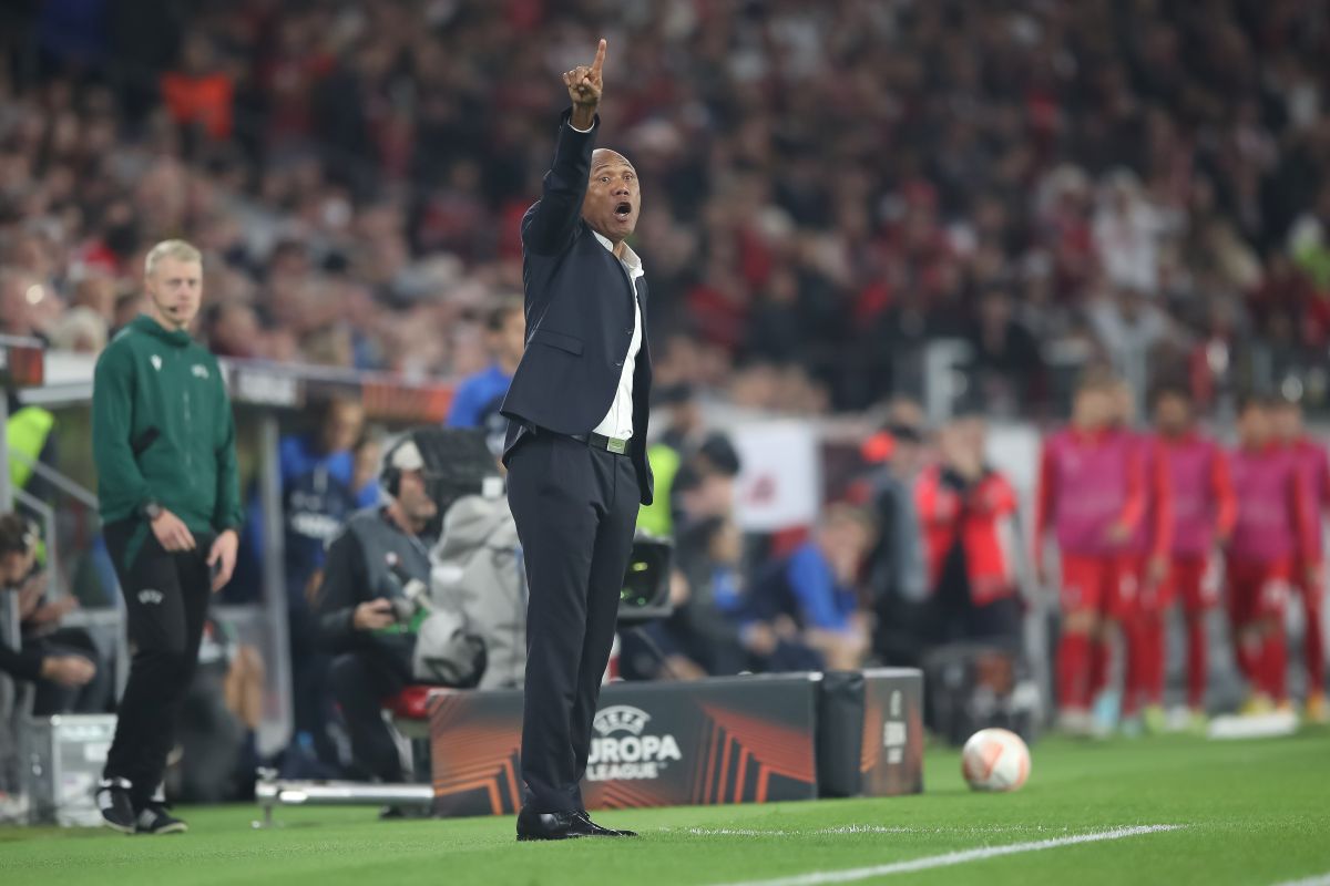 FREIBURG IM BREISGAU, GERMANY - OCTOBER 06: Antoine Kombouare, Head coach of FC Nantes reacts during the UEFA Europa League group G match between Sport-Club Freiburg and FC Nantes at Stadion am Wolfswinkel on October 06, 2022 in Freiburg im Breisgau, Germany. (Photo by Christian Kaspar-Bartke/Getty Images)