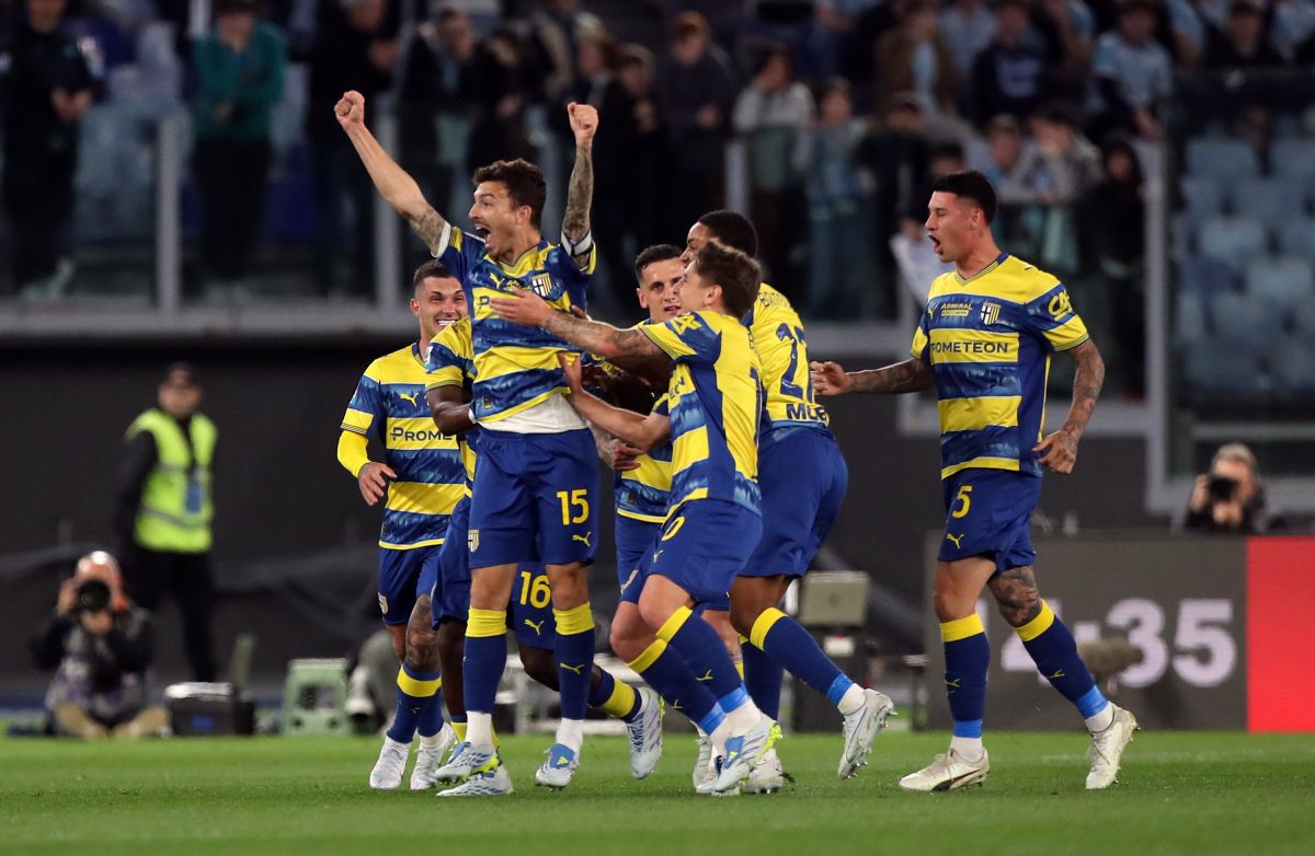 ROME, ITALY - APRIL 04: Enrico Delprato of Parma Calcio 1913 celebrates scoring his team's first goal with teammates during the Serie A match between SS Lazio and Parma Calcio 1913 at Stadio Olimpico on April 04, 2026 in Rome, Italy. (Photo by Paolo Bruno/Getty Images)