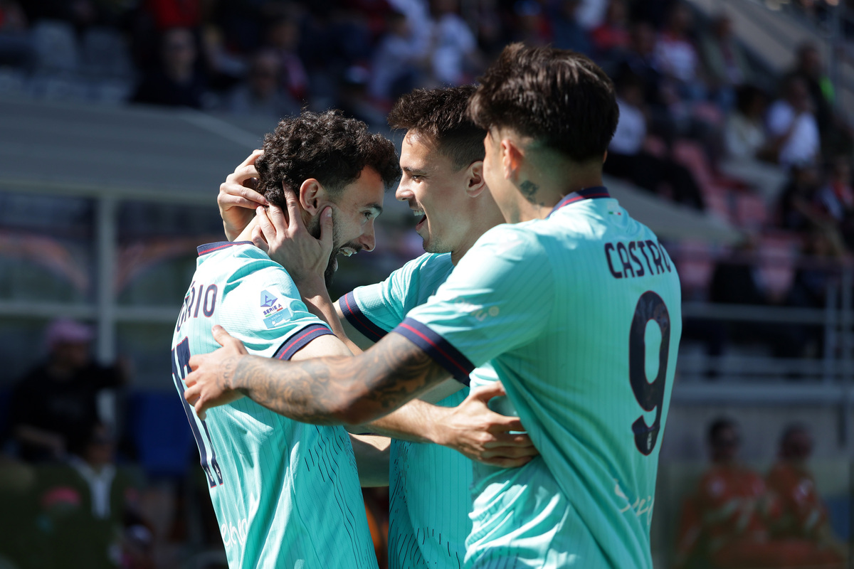 CREMONA, ITALY - APRIL 05: Joao Mario of Bologna celebrates with teammates after scoring his team's first goal during the Serie A match between US Cremonese and Bologna FC 1909 at Stadio Giovanni Zini on April 05, 2026 in Cremona, Italy. (Photo by Francesco Scaccianoce/Getty Images)