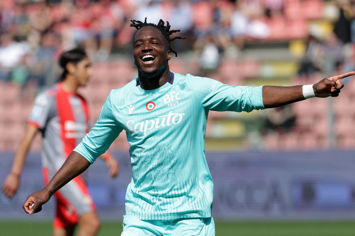 CREMONA, ITALY - APRIL 05: Jonathan Rowe of Bologna celebrates scoring his team's second goal during the Serie A match between US Cremonese and Bologna FC 1909 at Stadio Giovanni Zini on April 05, 2026 in Cremona, Italy. (Photo by Francesco Scaccianoce/Getty Images)