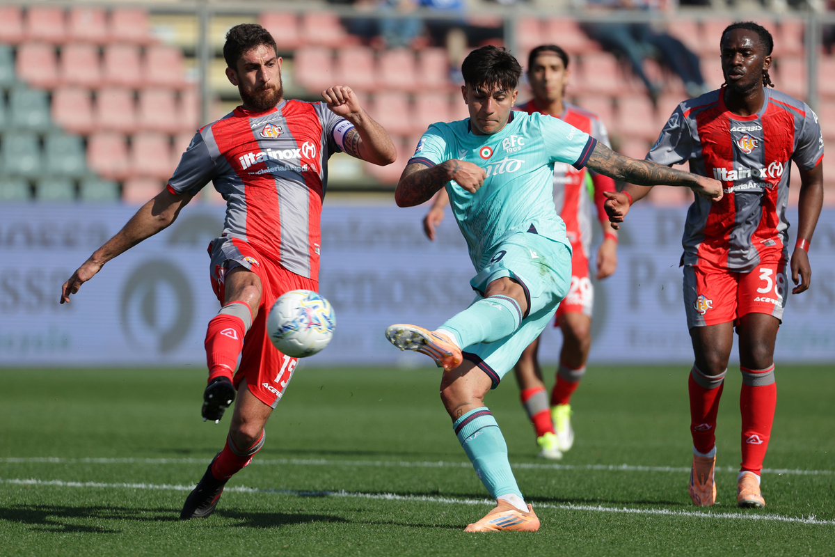CREMONA, ITALY - APRIL 05: Santiago Castro of Bologna shoots whilst under pressure from Matteo Bianchetti of Cremonese during the Serie A match between US Cremonese and Bologna FC 1909 at Stadio Giovanni Zini on April 05, 2026 in Cremona, Italy. (Photo by Francesco Scaccianoce/Getty Images)