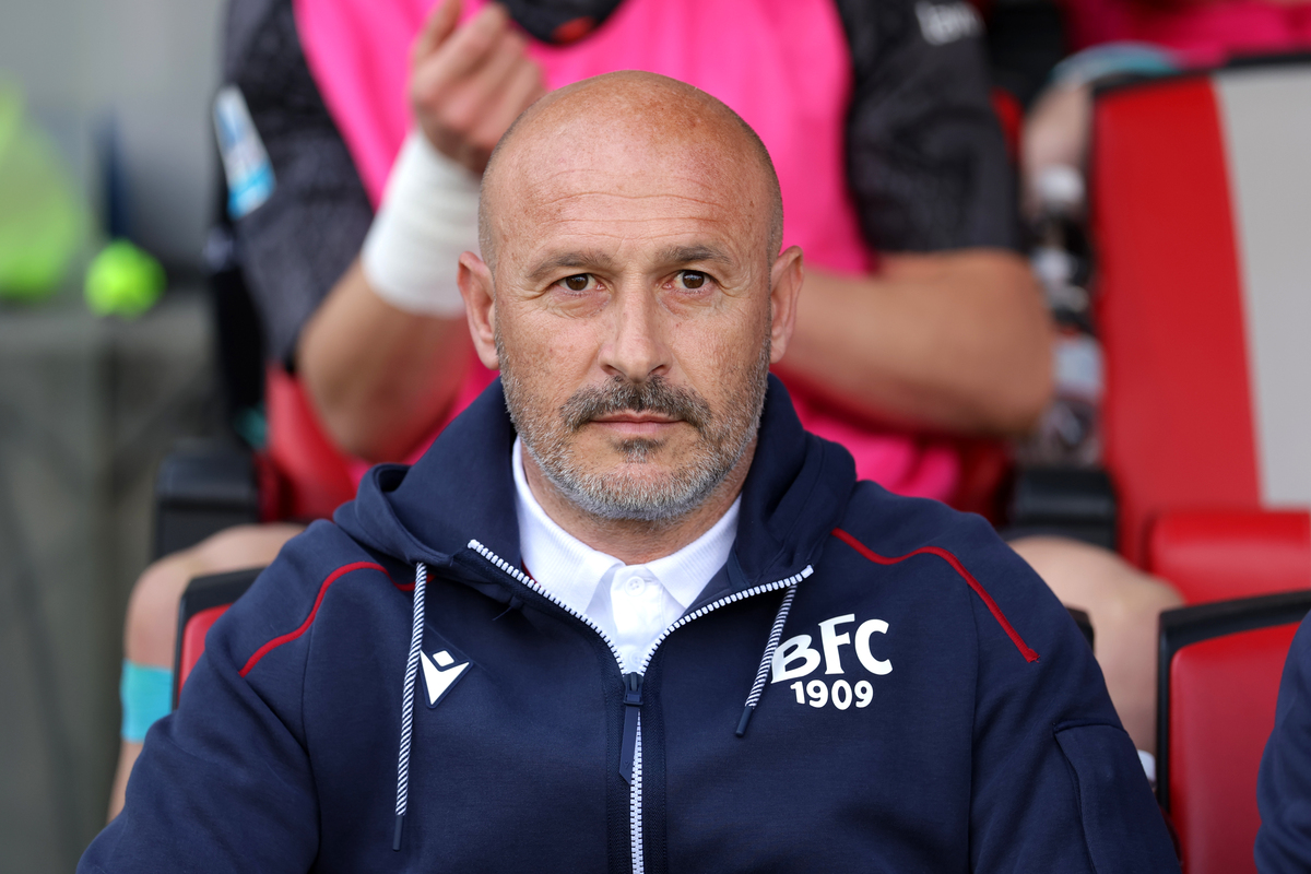 CREMONA, ITALY - APRIL 05: Vincenzo Italiano, Head Coach of Bologna, looks on prior to the Serie A match between US Cremonese and Bologna FC 1909 at Stadio Giovanni Zini on April 05, 2026 in Cremona, Italy. (Photo by Francesco Scaccianoce/Getty Images)