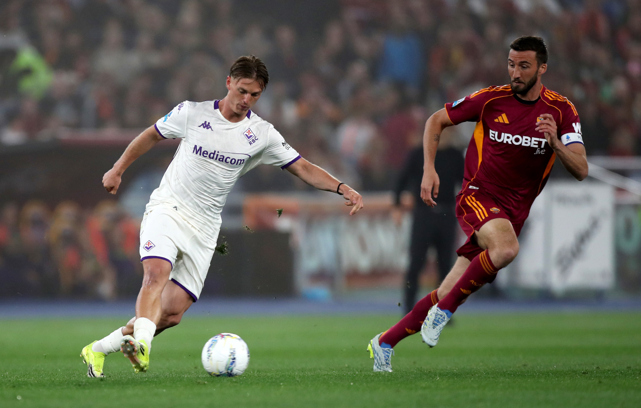 ROME, ITALY - MAY 04: Albert Gudmundsson of ACF Fiorentina passes the ball while under pressure from Bryan Cristante of AS Roma during the Serie A match between AS Roma and ACF Fiorentina at Stadio Olimpico on May 04, 2026 in Rome, Italy. (Photo by Paolo Bruno/Getty Images)