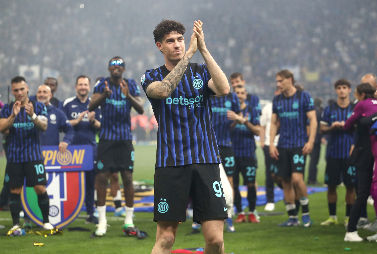 MILAN, ITALY - MAY 03: Alessandro Bastoni of FC Internazionale Milano celebrates after being confirmed as Serie A champions following victory in the Serie A match between FC Internazionale and Parma Calcio 1913 at Giuseppe Meazza Stadium on May 03, 2026 in Milan, Italy. (Photo by Marco Luzzani/Getty Images)