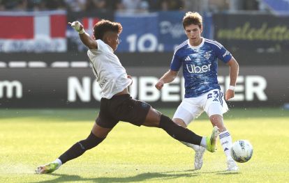 COMO, ITALY - MAY 02: Maximo Perrone of Como 1907 competes for the ball with Alisson Santos of SSC Napoli during the Serie A match between Como 1907 and SSC Napoli at Giuseppe Sinigaglia Stadium on May 02, 2026 in Como, Italy. (Photo by Marco Luzzani/Getty Images)