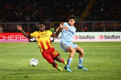 LECCE, ITALY - MAY 09: Lameck Banda of US Lecce competes for the ball with Andrea Cambiaso of Juventus FC during the Serie A match between US Lecce and Juventus FC at Stadio Via del Mare on May 09, 2026 in Lecce, Italy. (Photo by Maurizio Lagana/Getty Images)