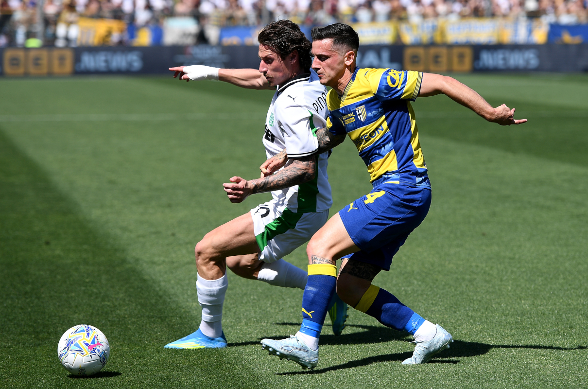 PARMA, ITÁLIA - 24 DE MAIO: Andrea Pinamonti do US Sassuolo Calcio é desafiado por Emmanuel Valeri do Parma Calcio 1913 durante a partida da Série A entre Parma Calcio 1913 e US Sassuolo Calcio no Stadio Ennio Tardini em 24 de maio de 2026 em Parma, Itália. (Foto de Alessandro Sabattini/Getty Images)