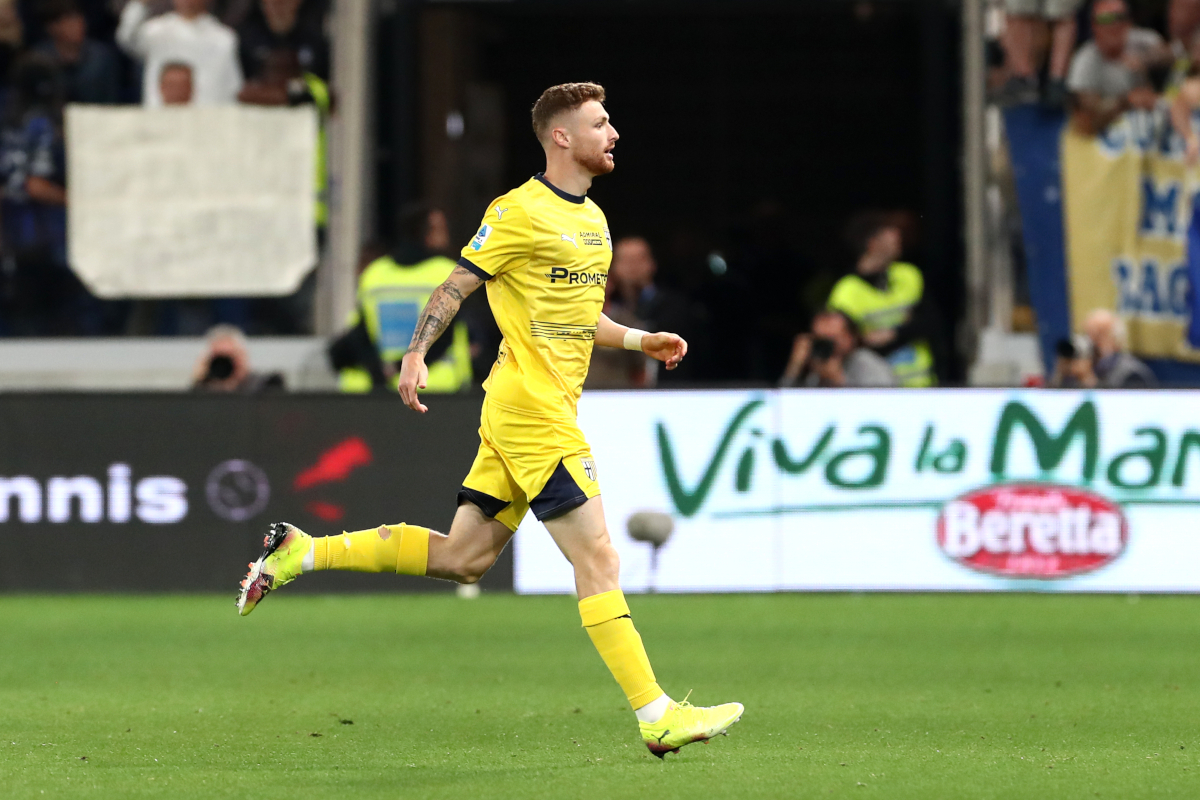 BERGAMO, ITÁLIA - 25 DE MAIO: Antoine Hainaut do Parma Calcio comemora o primeiro gol de seu time com companheiros durante a partida da Série A entre Atalanta e Parma no Estádio Gaius em 25 de maio de 2025 em Bérgamo, Itália. (Foto de Marco Luzani/Getty Images)