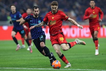 MILAN, ITALY - DECEMBER 03: Antoine Hainaut of Venezia FC is challenged by Henrikh Mkhitaryan of FC Internazionale Milano during the Coppa Italia round of 16 match between FC Internazionale and Venezia FC at San Siro Stadium on December 03, 2025 in Milan, Italy. (Photo by Marco Luzzani/Getty Images)
