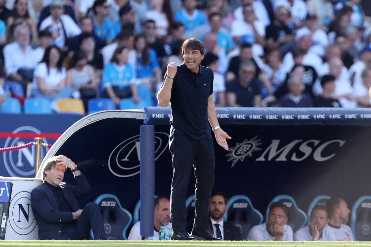 NÁPOLES, ITÁLIA - 24 DE MAIO: Antonio Conte técnico do SSC Napoli durante a partida da Série A entre SSC Napoli e Udinese Calcio no Stadio Diego Armando Maradona em 24 de maio de 2026 em Nápoles, Itália. (Foto: Francesco Pecoraro/Getty Images)