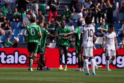 Besiktas switch focus from Sassuolo winger Laurienté to Arsenal’s Trossard