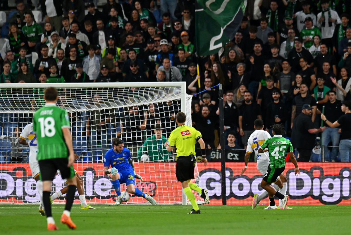 Sassuolo, Itália - 17 de maio: Armand Llorente do US Sassuolo Calcio marca o primeiro gol de seu time durante a partida da Série A entre US Sassuolo Calcio e US Lakes no Estádio Cita del Tricolore em Mapei em 17 de maio de 2026 em Sassuolo, Itália. (Foto de Alessandro Sabattini/Getty Images)