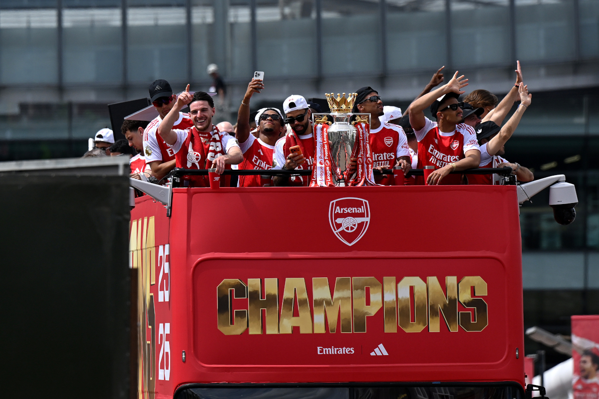 ISLINGTON, INGLATERRA - 31 DE MAIO: Declan Rice, Jurien Timber, David Raya, Gabriel e William Saliba do Arsenal comemoram com o troféu da Premier League em um ônibus aberto durante o Arsenal Trophy Parade em 31 de maio de 2026 em Islington, Inglaterra. O Arsenal conquistou seu primeiro título da Premier League em 22 anos no início deste mês. (Foto de Sean Botterill/Getty Images)
