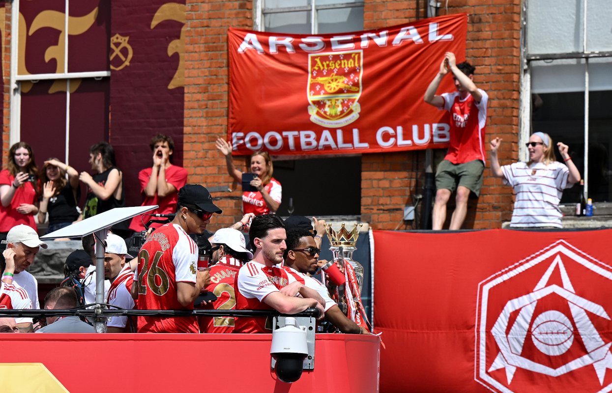ISLINGTON, INGLATERRA - 31 DE MAIO: Declan Rice, do Arsenal, reage ao ônibus aberto durante o Arsenal Trophy Parade em 31 de maio de 2026 em Islington, Inglaterra. O Arsenal conquistou seu primeiro título da Premier League em 22 anos no início deste mês. (Foto de Sean Botterill/Getty Images)