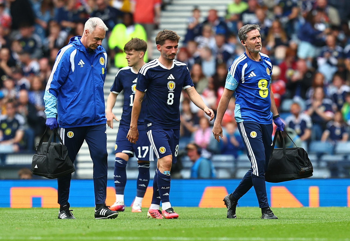 GLASGOW, ESCÓCIA - 30 DE MAIO: Billy Gilmour da Escócia deixa o campo com uma lesão durante o amistoso internacional entre Escócia e Curaçao em Hampden Park em 30 de maio de 2026 em Glasgow, Escócia. (Foto de WM Sport Media/Getty Images)