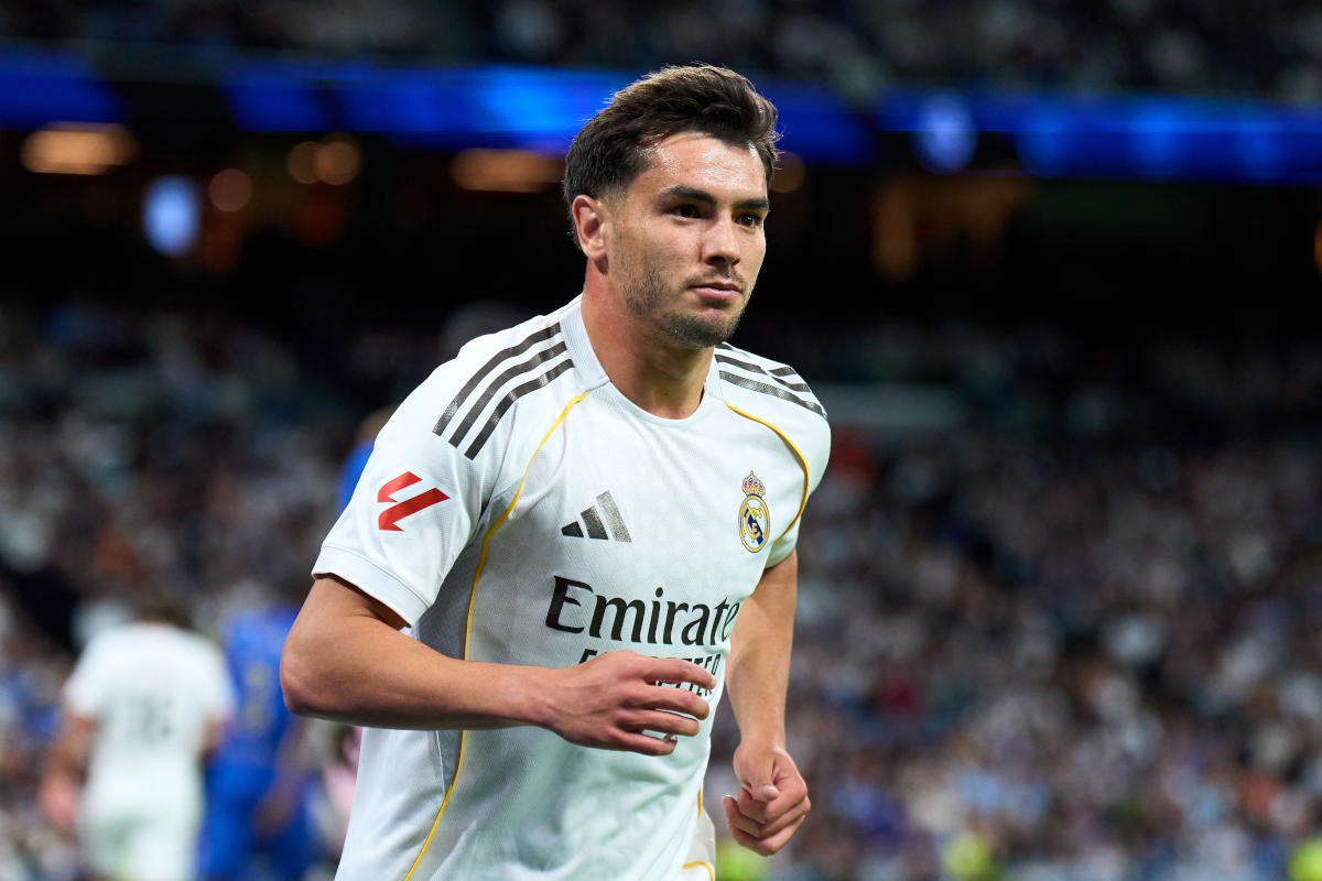 MADRID, ESPANHA - 14 DE MAIO: Brahim Diaz do Real Madrid observa durante a partida esportiva da La Liga EA entre Real Madrid CF e Real Oviedo no Estádio Santiago Bernabeu em 14 de maio de 2026 em Madrid, Espanha. (Foto de Angel Martinez/Getty Images)