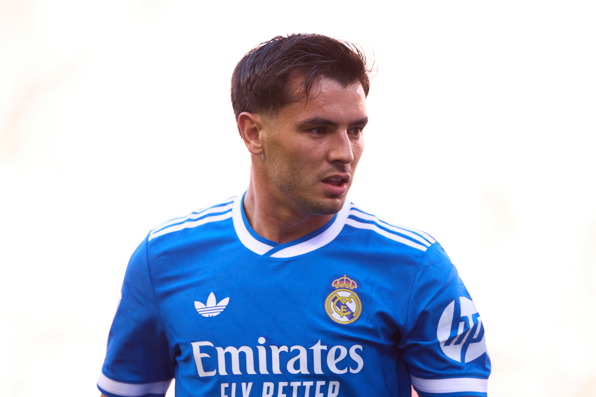 SEVILHA, ESPANHA - 17 DE MAIO: Brahim Diaz do Real Madrid observa durante a partida esportiva da La Liga EA entre Sevilla FC e Real Madrid CF no Estadio Ramon Sanchez Pizjuan em 17 de maio de 2026 em Sevilha, Espanha. (Foto de França Santiago/Getty Images)