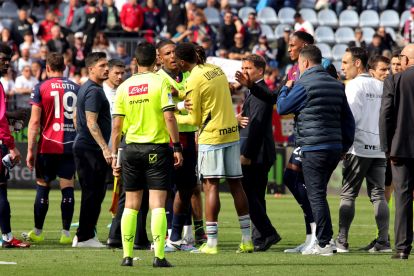 CAGLIARI, ITALY - MAY 09: reactions on the pitch between the two teams with furious Keinan Davis at the end of the match during the Serie A match between Cagliari Calcio and Udinese Calcio at Stadio Sant'Elia on May 09, 2026 in Cagliari, Italy. (Photo by Enrico Locci/Getty Images)