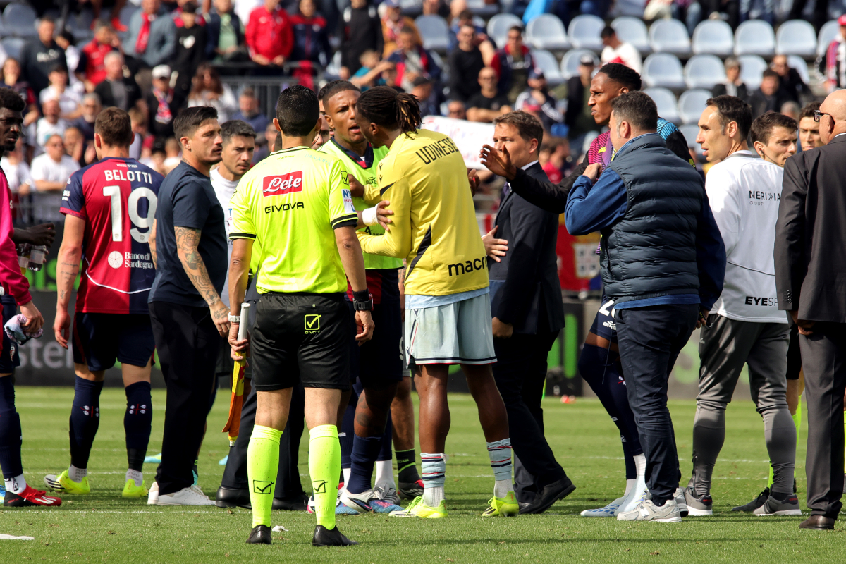Pertikaian antara pemain Cagliari dan Udinese di lapangan