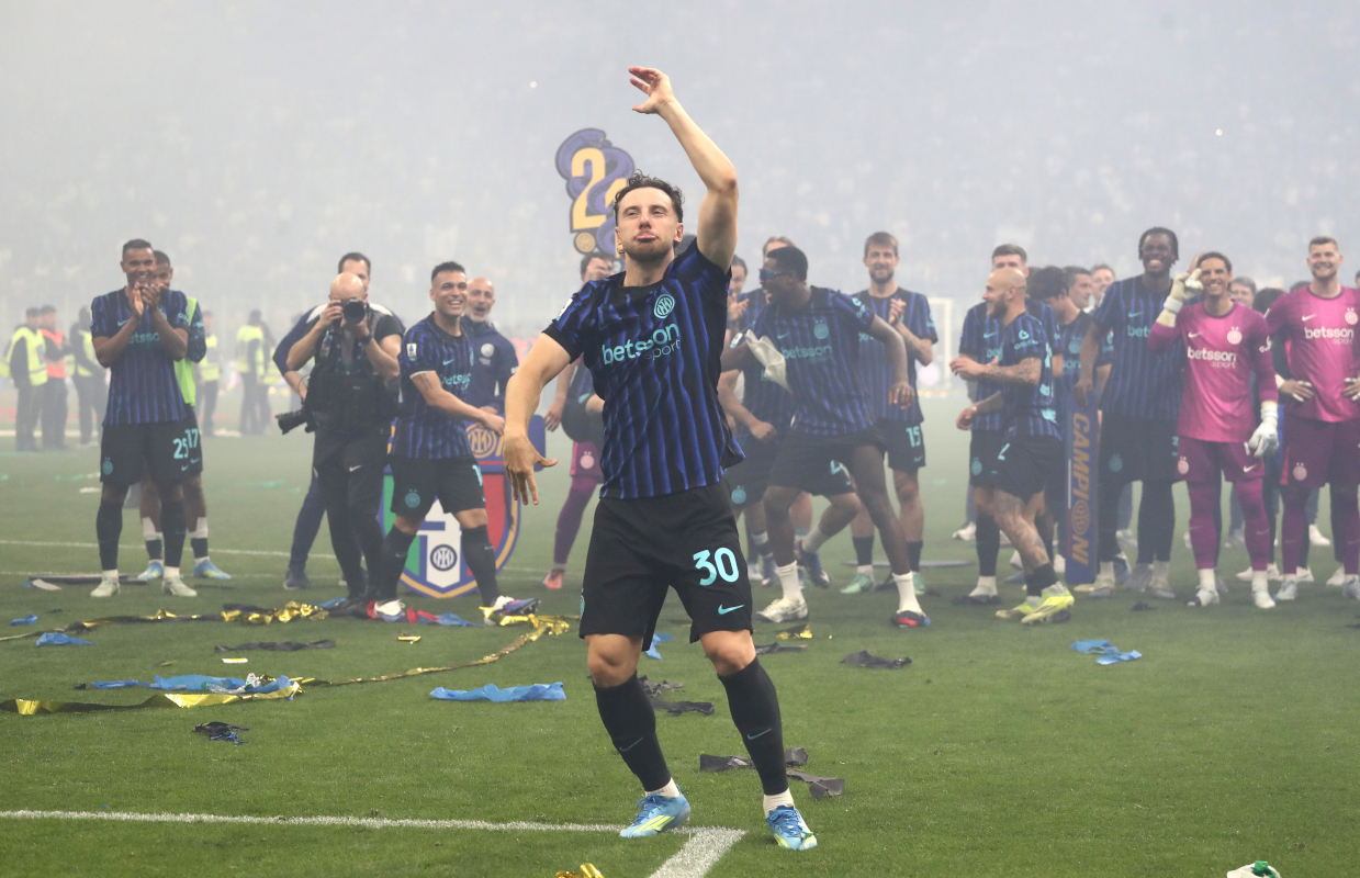 MILÃO, ITÁLIA - 03 DE MAIO: Carlos Augusto do FC Internazionale comemora após vencer a partida da Série A entre FC Internazionale e Parma Calcio 1913 no Estádio Giuseppe Meazza em 03 de maio de 2026 em Milão, Itália. (Foto de Marco Luzani/Getty Images)