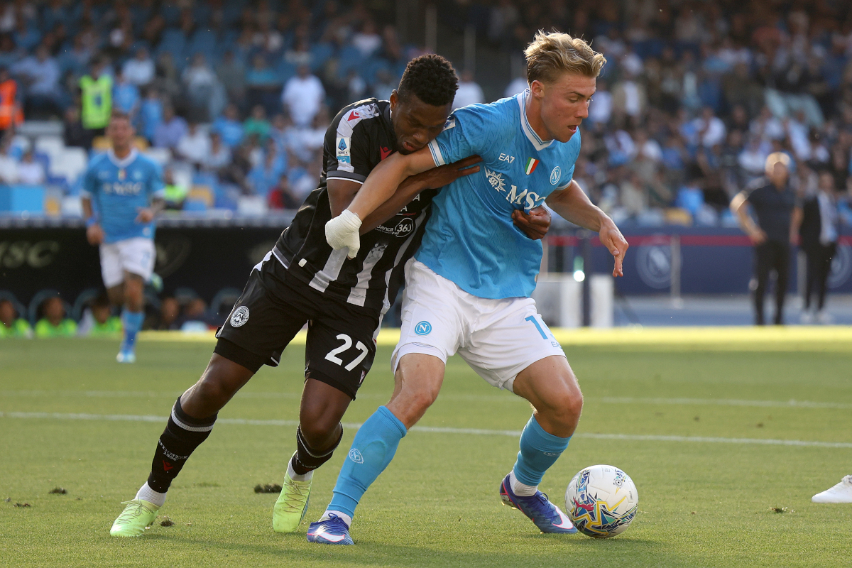 NÁPOLES, ITÁLIA - 24 DE MAIO: Rasmus Hojlund do SSC Napoli luta pela posse de bola com Christian Kabasele da Udinese Calcio durante a partida da Série A entre SSC Napoli e Udinese Calcio no Stadio Diego Armando Maradona em 24 de maio de 2026 em Nápoles, Itália. (Foto de Francesco Pecoraro/Getty Images)