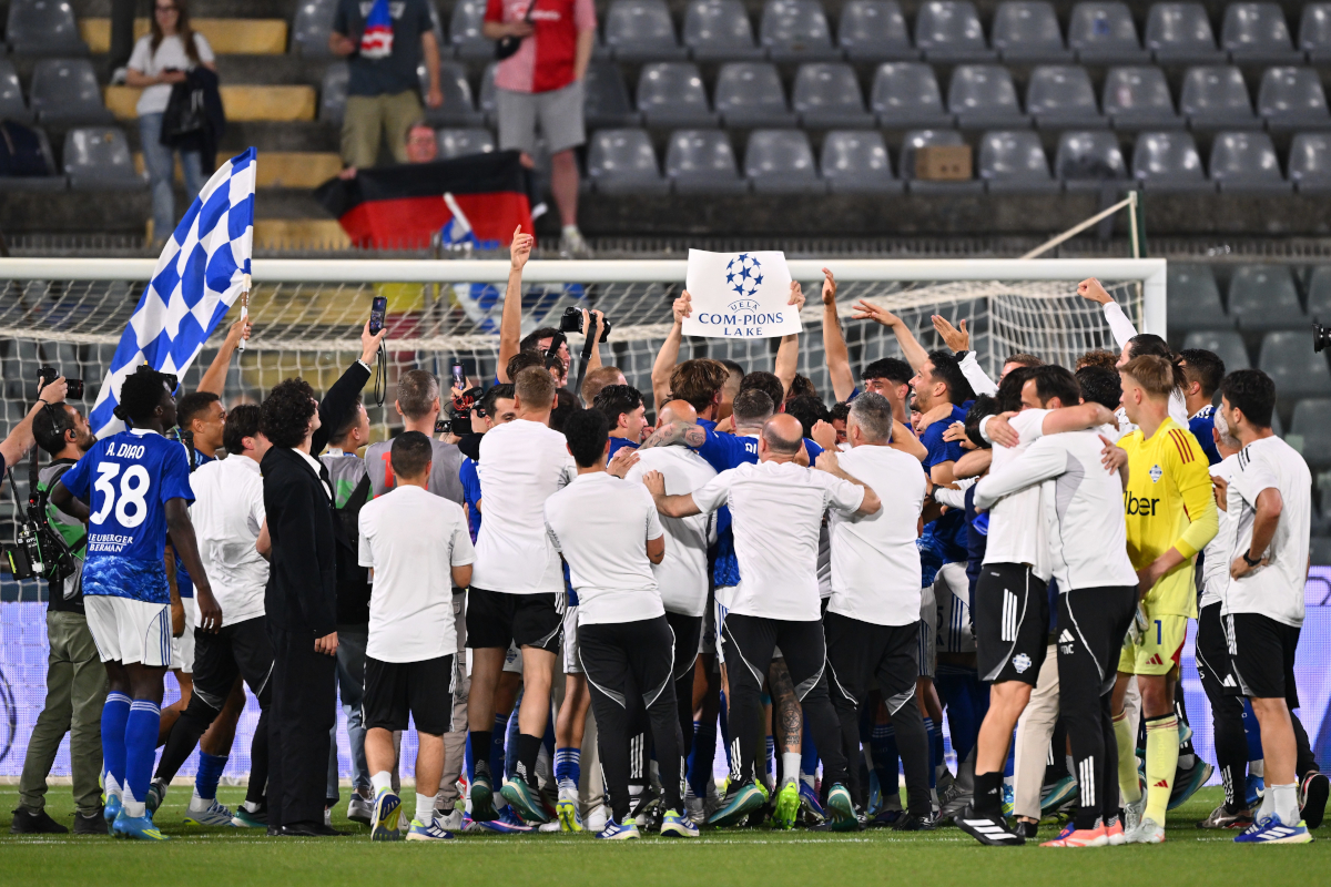 CREMONA, ITALY - MAY 24: Como 1907 players celebrate after getting a Champions League slot for next season after the Serie A match between US Cremonese and Como 1907 at Stadio Giovanni Zini on May 24, 2026 in Cremona, Italy. (Photo by Marco M. Mantovani/Getty Images)