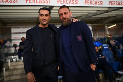 BERGAMO, ITALY - MAY 02: Daniele De Rossi of Genoa FC and Raffaele Palladino of Atalanta BC looks on during the Serie A match between Atalanta BC and Genoa CFC at Gewiss Stadium on May 02, 2026 in Bergamo, Italy. (Photo by Mattia Ozbot/Getty Images)