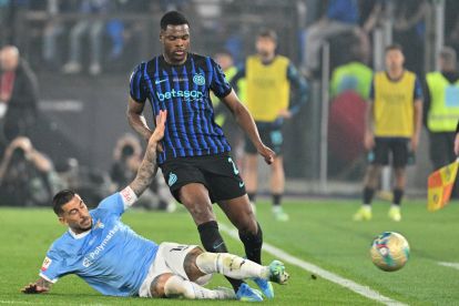 ROME, ITALY - MAY 13: Mattia Zaccagni of SS Lazio competes for the ball with DFanzel Dumfries of FC Internazionale during the Coppa Italia final match between SS Lazio and FC Internazionale at Stadio Olimpico on May 13, 2026 in Rome, Italy. (Photo by Marco Rosi - SS Lazio/Getty Images)