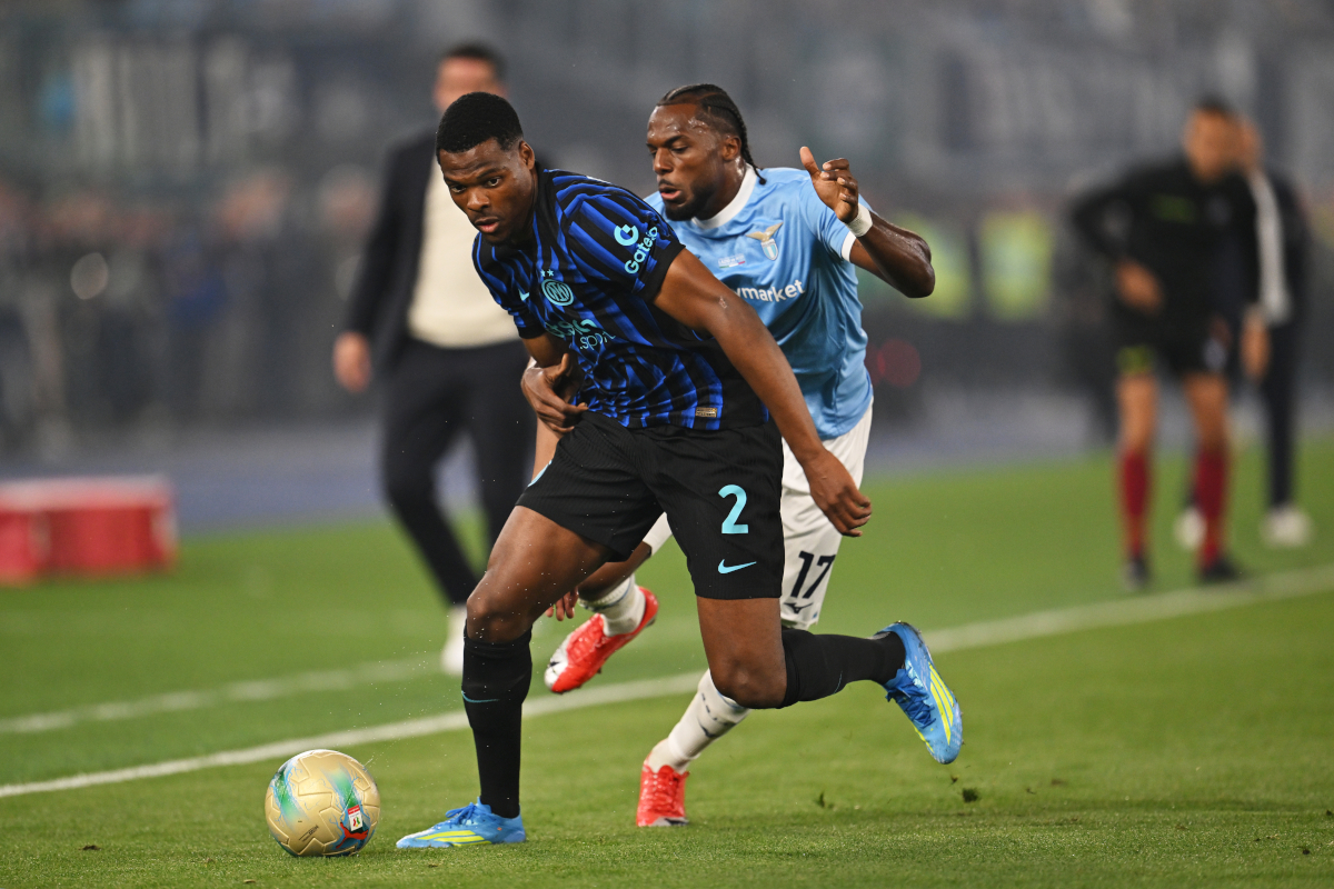 ROMA, ITÁLIA - 13 DE MAIO: Denzel Dumfries do FC Internazionale Milano é desafiado por Nuno Tavares da Lazio durante a partida final da Coppa Itália entre SS Lazio e FC Internazionale no Stadio Olimpico em 13 de maio de 2026 em Roma, Itália. (Foto de Tullio M. Puglia/Getty Images)