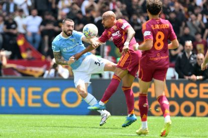 ROME, ITALY - MAY 17: Mario Gila of SS Lazio compete for the ball with Doneyll Malen of AS Rom during the Serie A match between AS Roma and SS Lazio at Stadio Olimpico on May 17, 2026 in Rome, Italy. (Photo by Marco Rosi - SS Lazio/Getty Images)