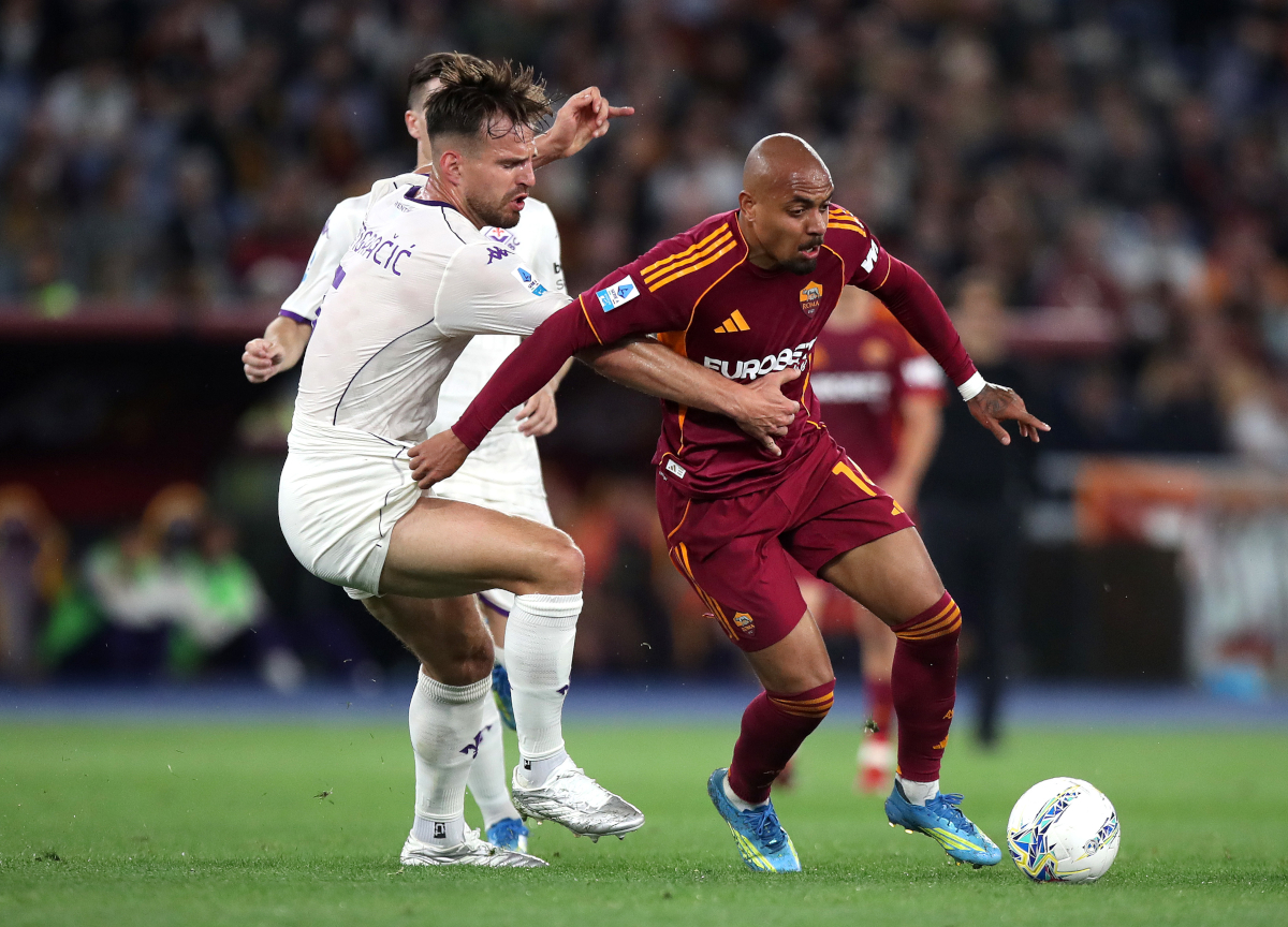 ROME, ITALY - MAY 04: Donyell Malen of AS Roma is challenged by Marin Pongracic of ACF Fiorentina during the Serie A match between AS Roma and ACF Fiorentina at Stadio Olimpico on May 04, 2026 in Rome, Italy. (Photo by Paolo Bruno/Getty Images)