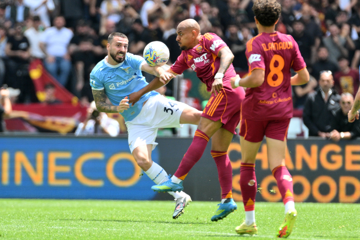 ROMA, ITÁLIA - 17 DE MAIO: Mario Gila da SS Lazio disputa a bola com Doneyll Malen da AS Rom durante a partida da Série A entre AS Roma e SS Lazio no Stadio Olimpico em 17 de maio de 2026 em Roma, Itália. (Foto de Marco Rossi - SS Lazio/Getty Images)
