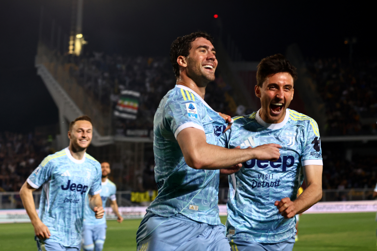 Dusan Vlahovic merayakan gol dalam pertandingan Serie A.
