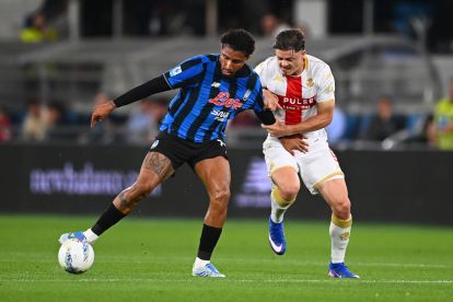BERGAMO, ITALY - MAY 02: Ederson of Atalanta BC in action challenges for the ball with Vitinha of Genoa FC during the Serie A match between Atalanta BC and Genoa CFC at Gewiss Stadium on May 02, 2026 in Bergamo, Italy. (Photo by Mattia Ozbot/Getty Images)