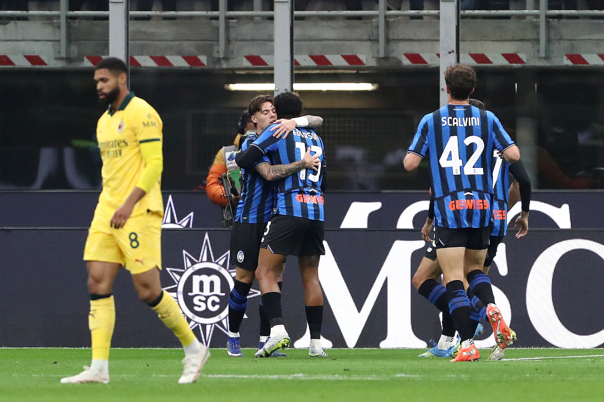 MILAN, ITALY - MAY 10: Ederson of Atalanta celebrates scoring his team's first goal with teammates during the Serie A match between AC Milan and Atalanta BC at Giuseppe Meazza Stadium on May 10, 2026 in Milan, Italy. (Photo by Marco Luzzani/Getty Images)