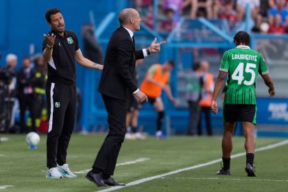 SASSUOLO, ITALY - MAY 03: Fabio Grosso (L), Head Coach of US Sassuolo reacts during the Serie A match between US Sassuolo Calcio and AC Milan at Mapei Stadium Citta del Tricolore on May 03, 2026 in Sassuolo, Italy. (Photo by Emmanuele Ciancaglini/Getty Images)