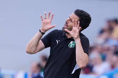 SASSUOLO, ITALY - MAY 03: Fabio Grosso, Head Coach of US Sassuolo reacts during the Serie A match between US Sassuolo Calcio and AC Milan at Mapei Stadium Citta del Tricolore on May 03, 2026 in Sassuolo, Italy. (Photo by Emmanuele Ciancaglini/Getty Images)