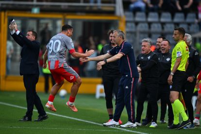 CREMONA, ITALY - MAY 04: Federico Bonazzoli of US Cremonese celebrates with coach Marco Giampaolo after scoring the 1-0 goal during the Serie A match between US Cremonese and SS Lazio at Stadio Giovanni Zini on May 04, 2026 in Cremona, Italy. (Photo by Marco M. Mantovani/Getty Images)