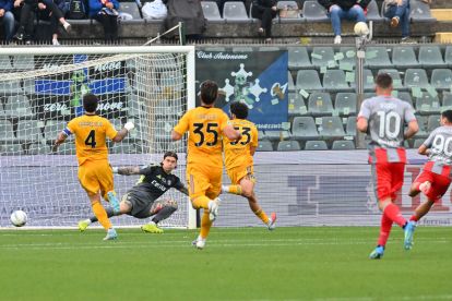 CREMONA, ITALY - MAY 10: Federico Bonazzoli of US Cremonese scores the 2-0 goal during the Serie A match between US Cremonese and Pisa SC at Stadio Giovanni Zini on May 10, 2026 in Cremona, Italy. (Photo by Marco M. Mantovani/Getty Images)