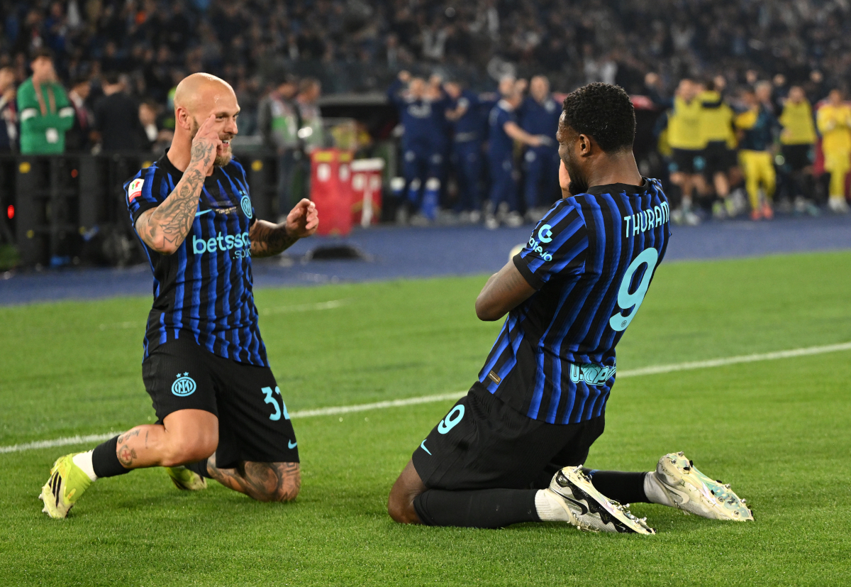 ROMA, ITÁLIA - 13 DE MAIO: Marcus Thuram do FC Internazionale Milan comemora o primeiro gol de seu time, um gol contra de Adam Marusic da Lazio com Federico DiMarco durante a final da Coppa Itália entre SS Lazio e FC Internazionale no Stadio Italpico em 1263 de maio, Roma 203 (não retratado). (Foto de Tullio M. Puglia/Getty Images)