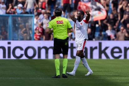 SASSUOLO, ITALY - MAY 03: Fikayo Tomori of AC Milan reacts after Fabio Maresca, referee of the match shows to hi a red card during the Serie A match between US Sassuolo Calcio and AC Milan at Mapei Stadium Citta del Tricolore on May 03, 2026 in Sassuolo, Italy. (Photo by Emmanuele Ciancaglini/Getty Images)