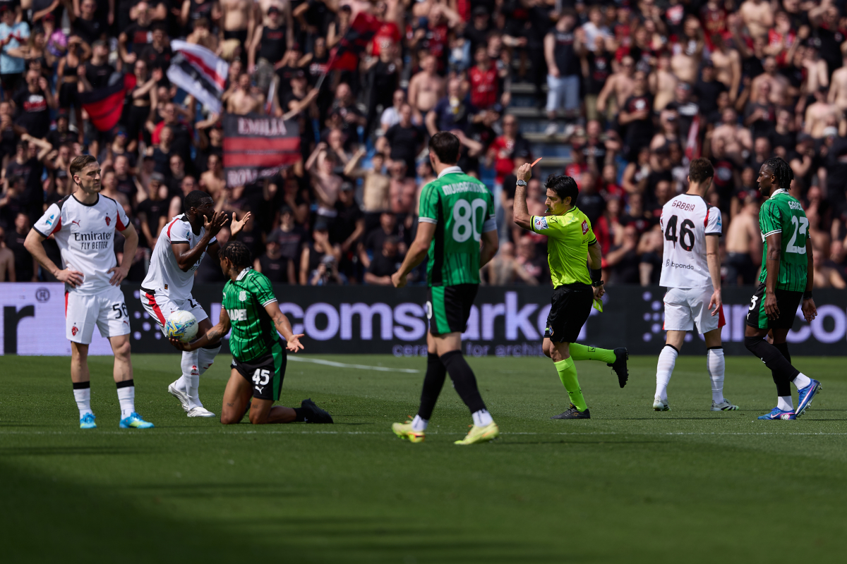 SASSUOLO, ITALY - MAY 03: Fabio Maresca, referee of the match shows a red card to Fikayo Tomori of AC Milan during the Serie A match between US Sassuolo Calcio and AC Milan at Mapei Stadium Citta del Tricolore on May 03, 2026 in Sassuolo, Italy. (Photo by Emmanuele Ciancaglini/Getty Images)