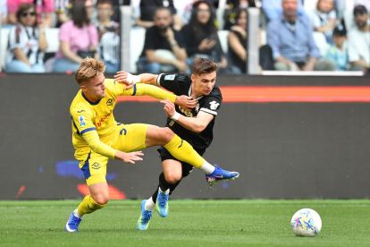 TURIN, ITALY - MAY 03: Francisco Conceicao of Juventus FC is tackled by Martin Frese of Hellas Verona FC during the Serie A match between Juventus FC and Hellas Verona FC at Allianz Stadium on May 3, 2026 in Turin, Italy. (Photo by Valerio Pennicino/Getty Images)