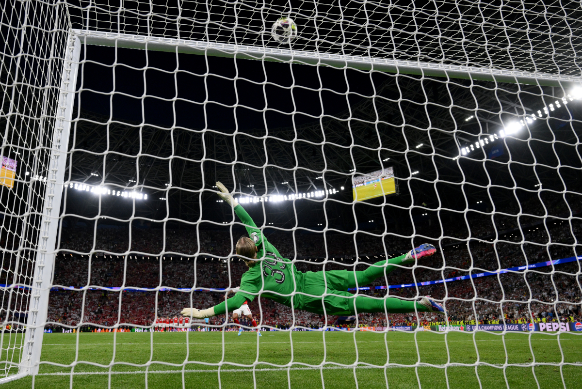 BUDAPESTE, HUNGRIA - 30 DE MAIO: (Nota do editor: Imagem capturada usando uma câmera remota estática atrás do gol) Gabriel, do Arsenal, perde o quinto pênalti do time na disputa de pênaltis, enquanto Matve Safanov, do Paris Saint-Germain, tenta fazer uma defesa durante as finais da Liga UEFA 6 Pa20. Saint-Germain x Arsenal FC na Puskas Arena em 30 de maio de 2026 em Budapeste, Hungria. (Foto de David Ramos/Getty Images)