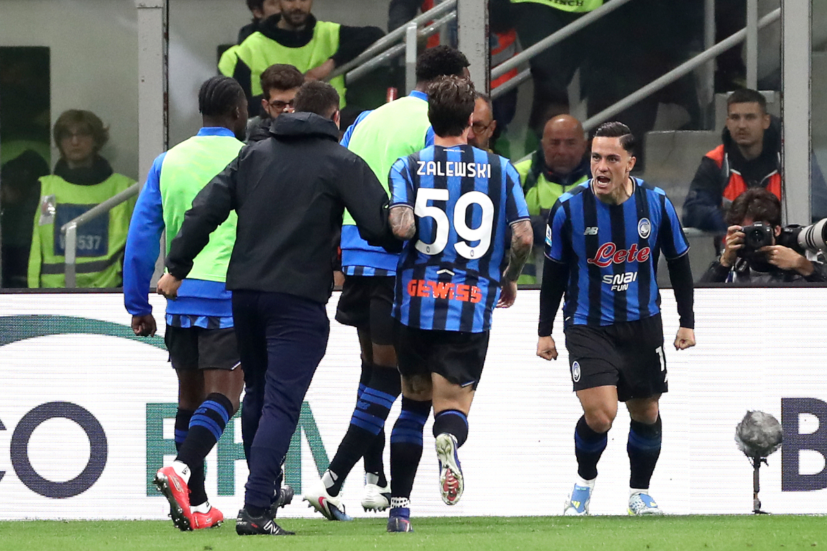 MILAN, ITALY - MAY 10: Giacomo Raspadori of Atalanta celebrates scoring his team's third goal with teammates during the Serie A match between AC Milan and Atalanta BC at Giuseppe Meazza Stadium on May 10, 2026 in Milan, Italy. (Photo by Marco Luzzani/Getty Images)