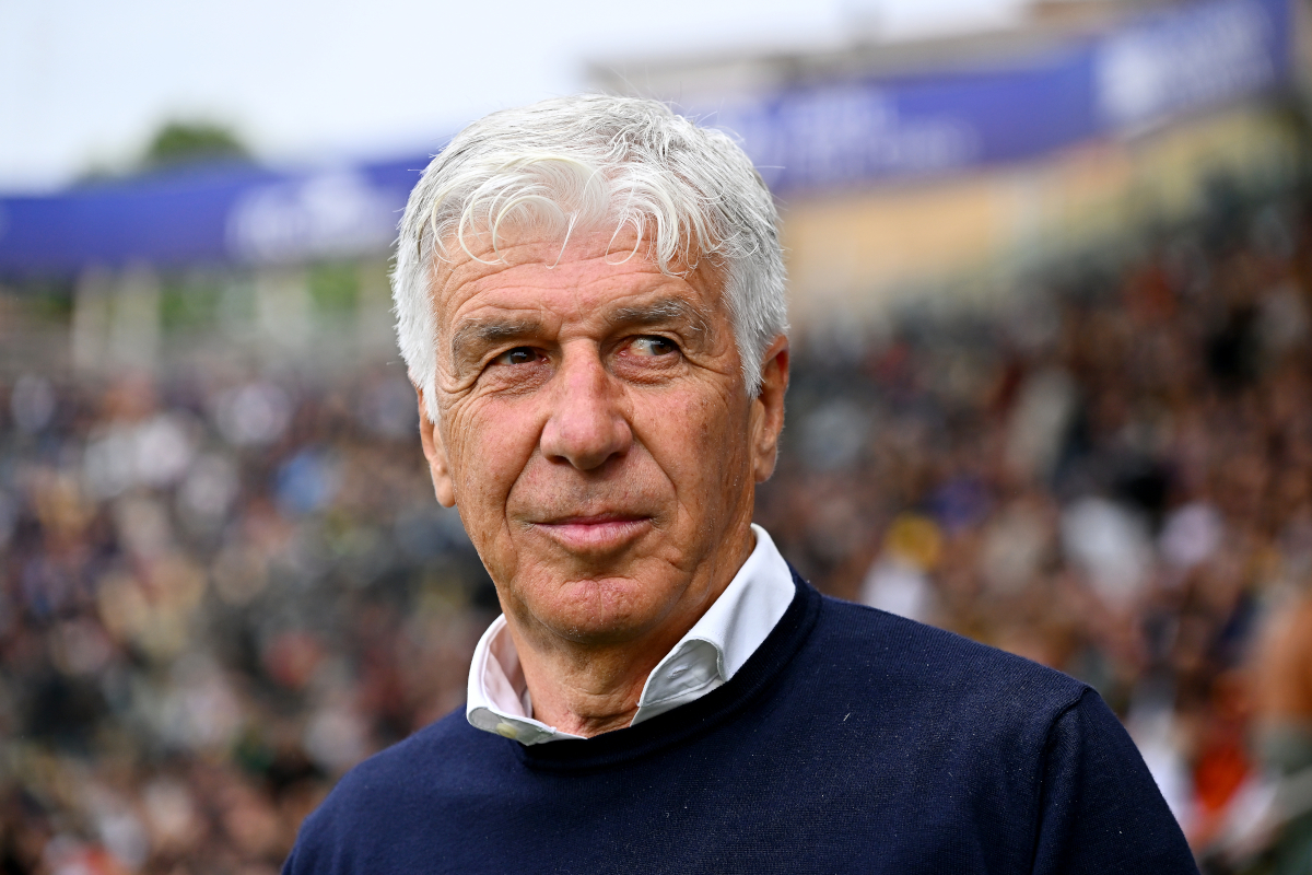 PARMA, ITÁLIA - 10 DE MAIO: Gian Piero Gasperini, técnico da AS Roma, parece posar para uma foto do time antes da partida da Série A entre Parma Calcio 1913 e AS Roma no Stadio Ennio Tardini em 10 de maio de 2026 em Parma, Itália. (Foto de Alessandro Sabattini/Getty Images)