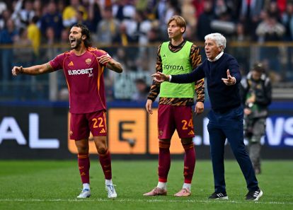 PARMA, ITALY - MAY 10: Gian Piero Gasperini, Head Coach of AS Roma, gives the team instructions alongside Mario Hermoso and Jan Ziolkowski of AS Roma during the Serie A match between Parma Calcio 1913 and AS Roma at Stadio Ennio Tardini on May 10, 2026 in Parma, Italy. (Photo by Alessandro Sabattini/Getty Images)