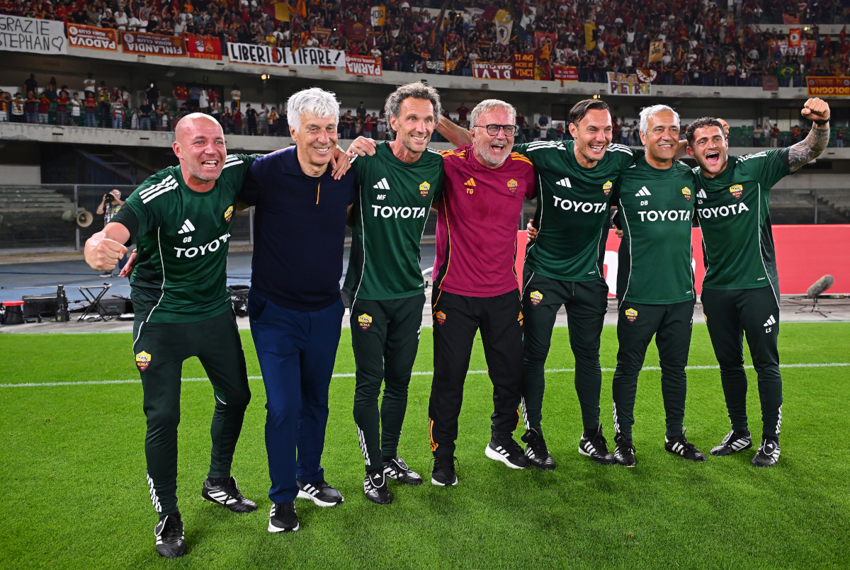 VERONA, ITÁLIA - 24 DE MAIO: O técnico da AS Roma, Gian Piero Gasperini, posa para uma foto com sua comissão técnica após a partida da Série A entre Hellas Verona FC e AS Roma no Stadio Marcantonio Bentegodi em 24 de maio de 2026 em Verona, Itália. (Foto de Alessandro Sabattini/Getty Images)