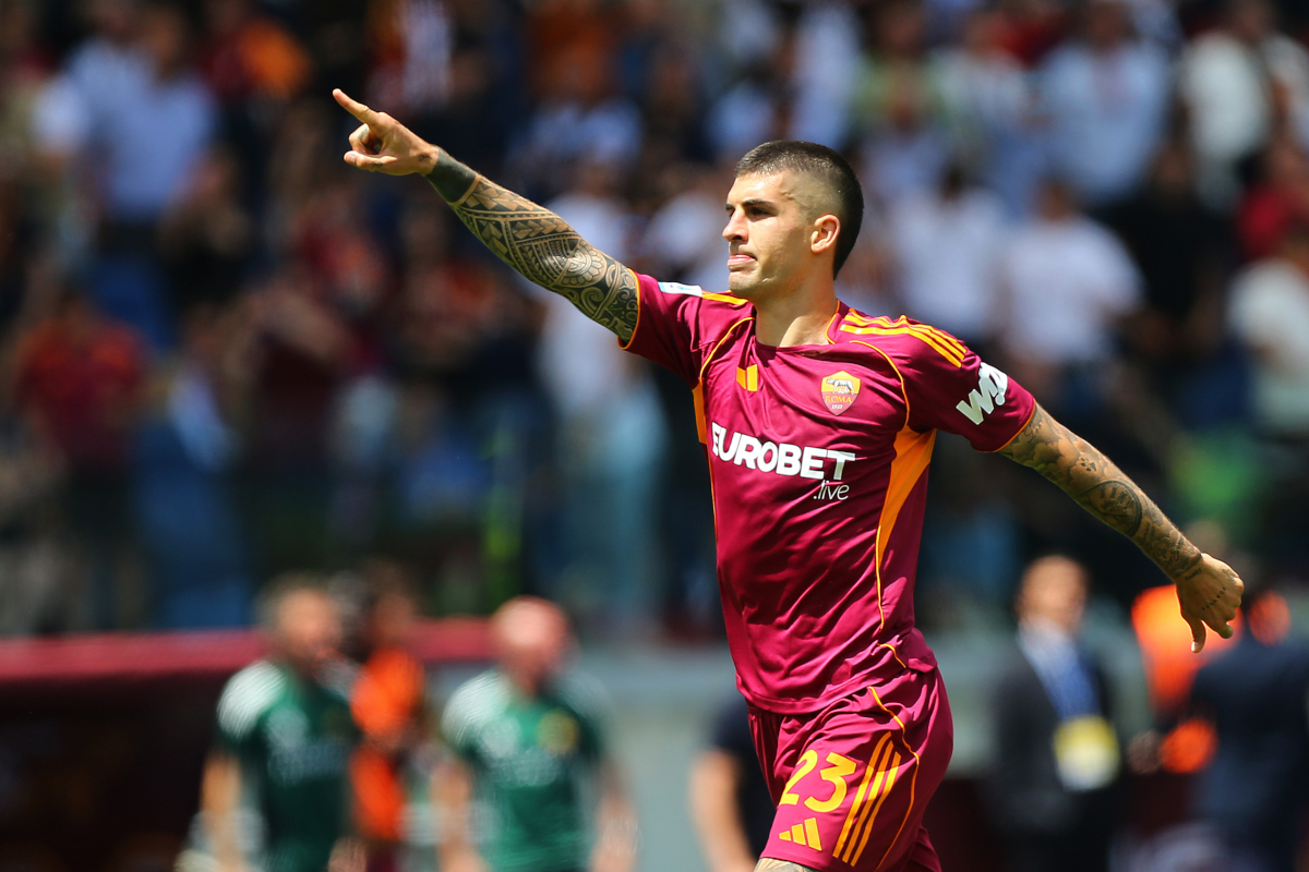 ROMA, ITÁLIA - 17 DE MAIO: Gianluca Mancini da AS Roma comemora depois de marcar o gol de abertura durante a partida da Série A entre AS Roma e SS Lazio no Stadio Olimpico em 17 de maio de 2026 em Roma, Itália. (Foto de Paolo Bruno/Getty Images)